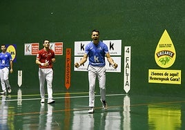 Zabala con rabia celebra un tanto ante Altuna, con Martija al fondo en el partido disputado en Barcelona.