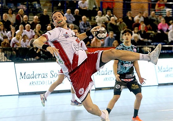 Álvaro Martínez prepara el brazo antes de marcar uno de sus siete goles.