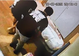 Imagen de las cámaras de grabación del centro en las que se aprecian las agresiones de los cuidadores a la víctima.
