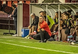 Héctor Blanco, delante de su banquillo en Las Gaunas.