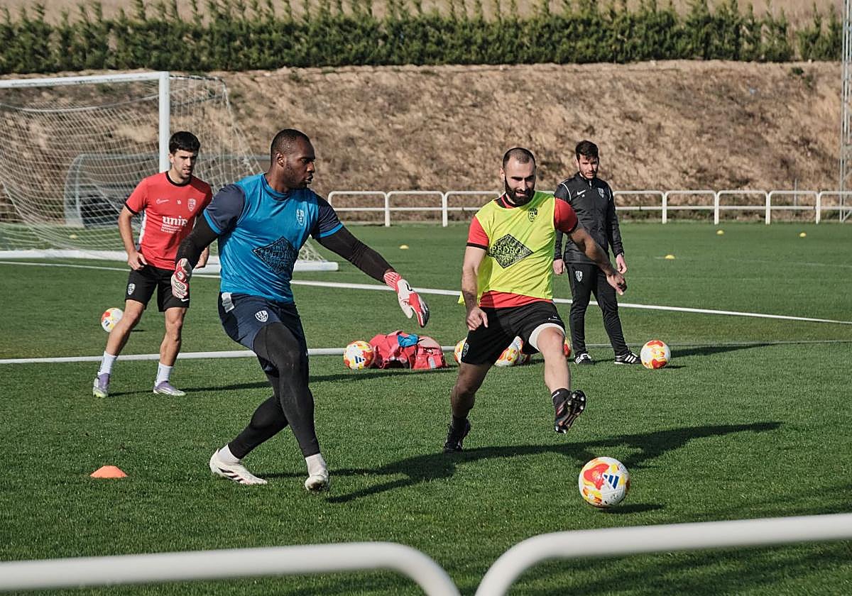 Imagen de un entrenamiento de la UD Logroñés.