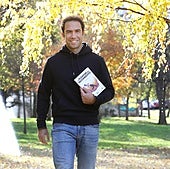 Fabio Angulo posa en el parque del Ebro con un ejemplar de su libro 'La plenitud del movimiento'.