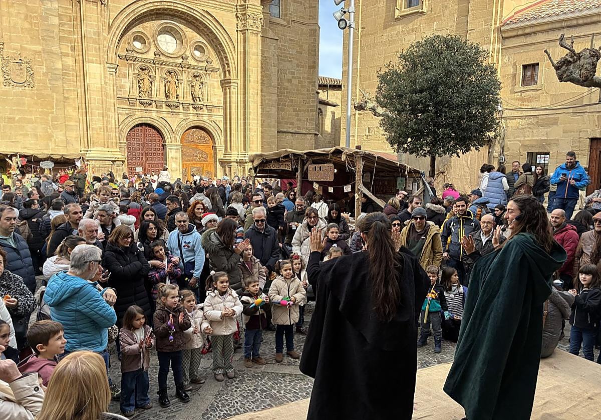 Familias atendiendo los cuentacuentos 'El Camino y sus peligros' en la plaza del Santo.