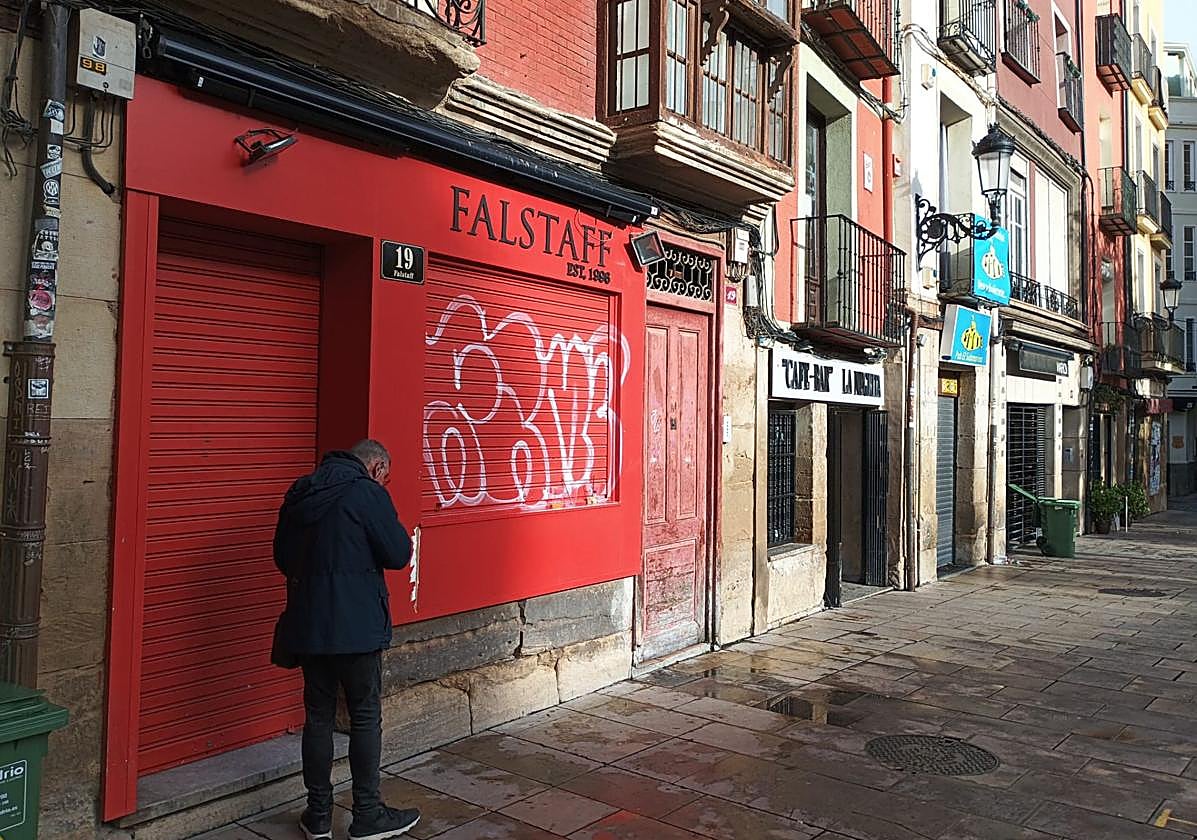 Un hombre camina junto al bar Falstaff, donde se ha producido el desplome del techo en la madrugada de este domingo.