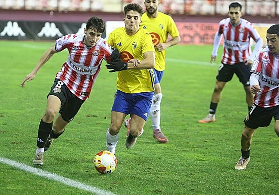 David Sánchez conduce el esférico en el partido ante el Ebro.