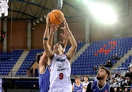 Arbosa, el mejor del choque, intenta anotar.