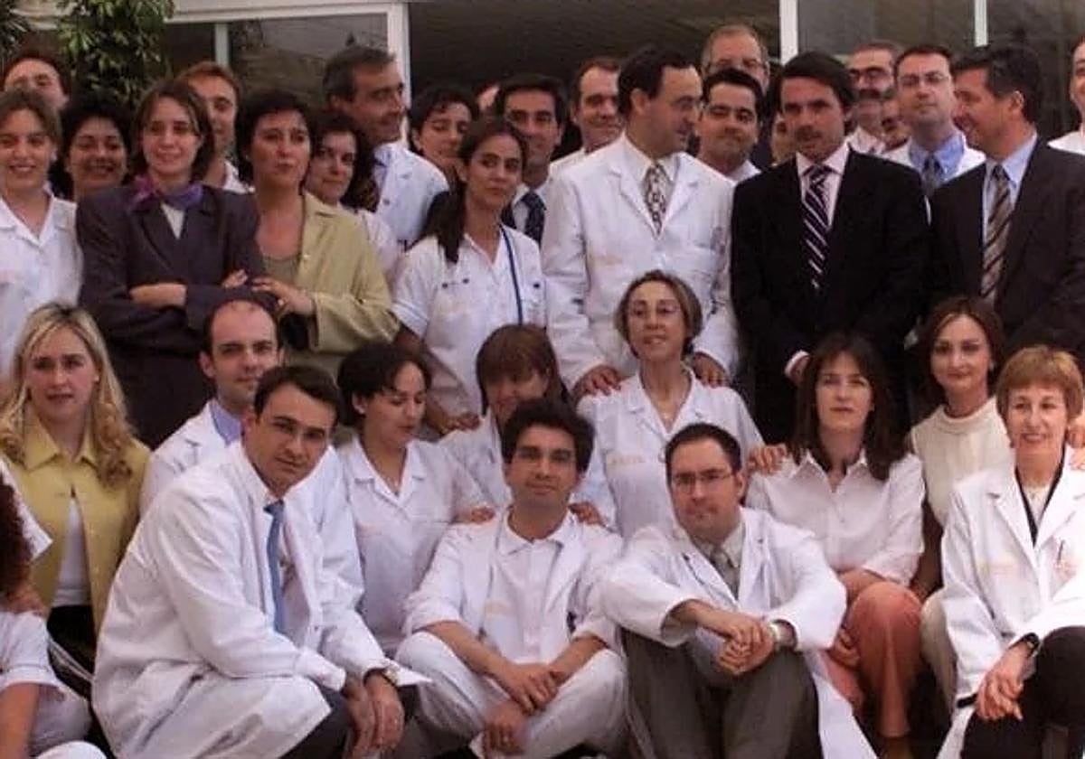 Parte de la primera plantilla de profesionales sanitarios del Hospital de Calahorra, el día que inauguró el centro el expresidente nacional, José María Aznar, el 7 de junio de 2001.