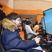 Un joven, disfrutando de un simulador de vuelo en el festival del pasado año.