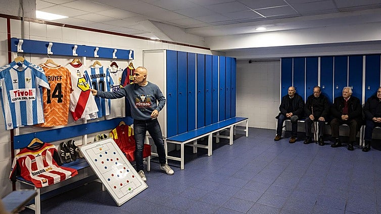 Gerardo García León comenta el significado de cada una de las camisetas en el vestuario del Municipal.