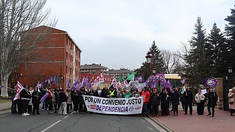 Los sindicatos se concentran en Haro para «exigir un convenio justo» para los trabajadores de residencias y centros de día
