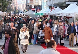 Cientos de personas disfrutaron del ambiente, los puestos y las actividades del Mercado.