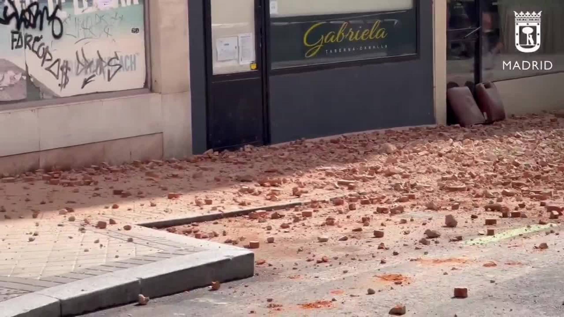 Se desploma sin heridos parte de una fachada de un edificio de Madrid