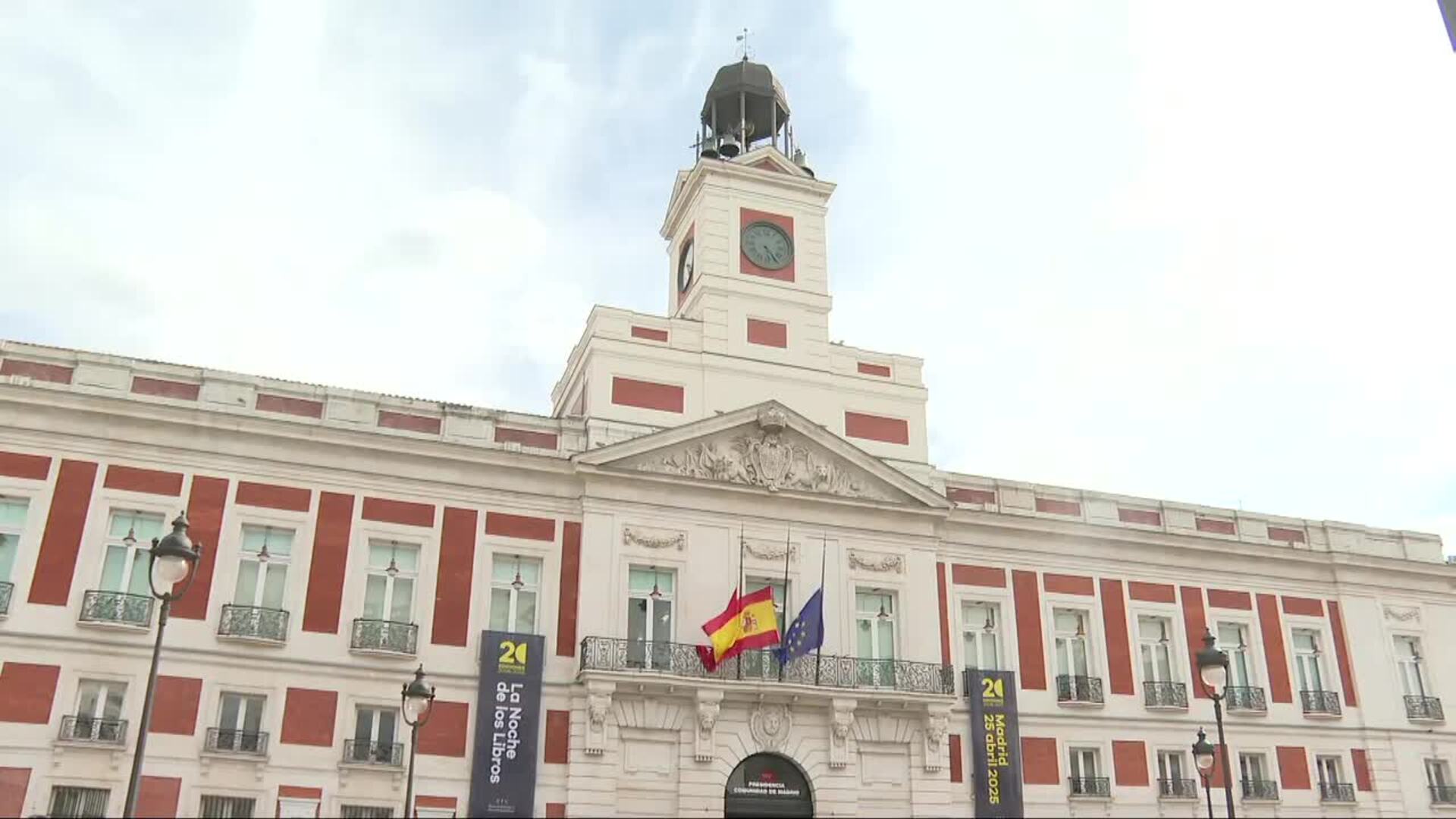 Banderas a media asta en la Real Casa de Correos por la muerte del Papa