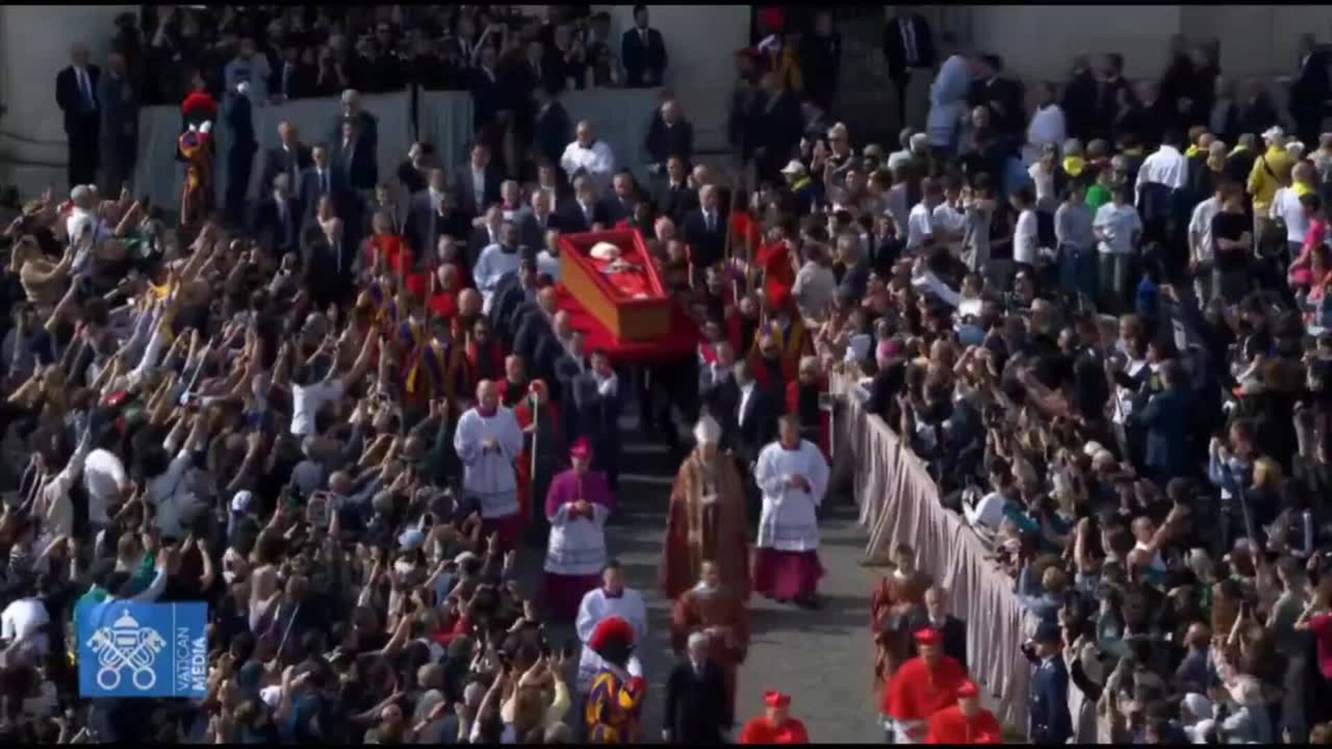 El féretro del Papa Francisco es trasladado a la Basílica de San Pedro