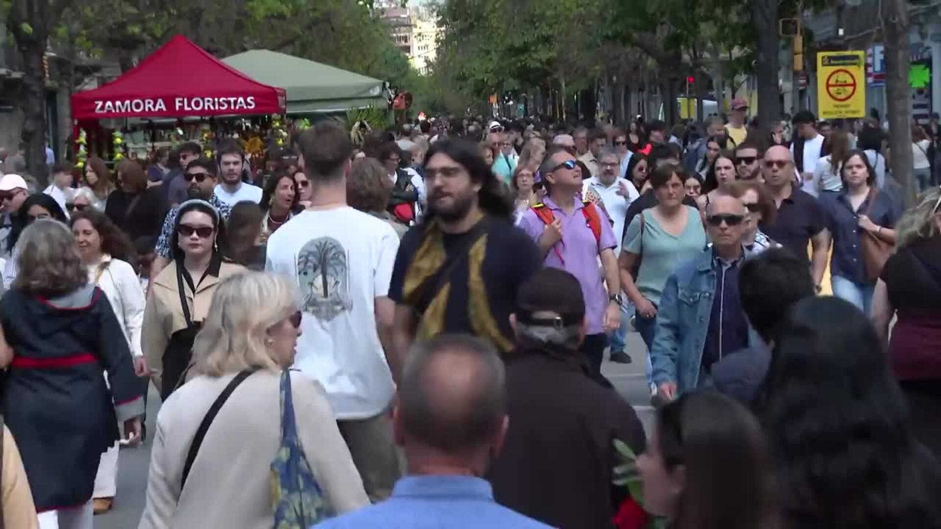 Las rosas inundan las calles de Barcelona durante Sant Jordi