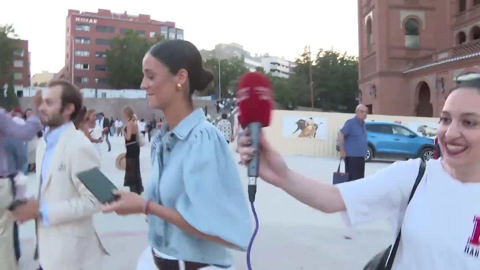 Victoria Federica reacciona con una sonrisa al enfrentamiento de su padre con la prensa