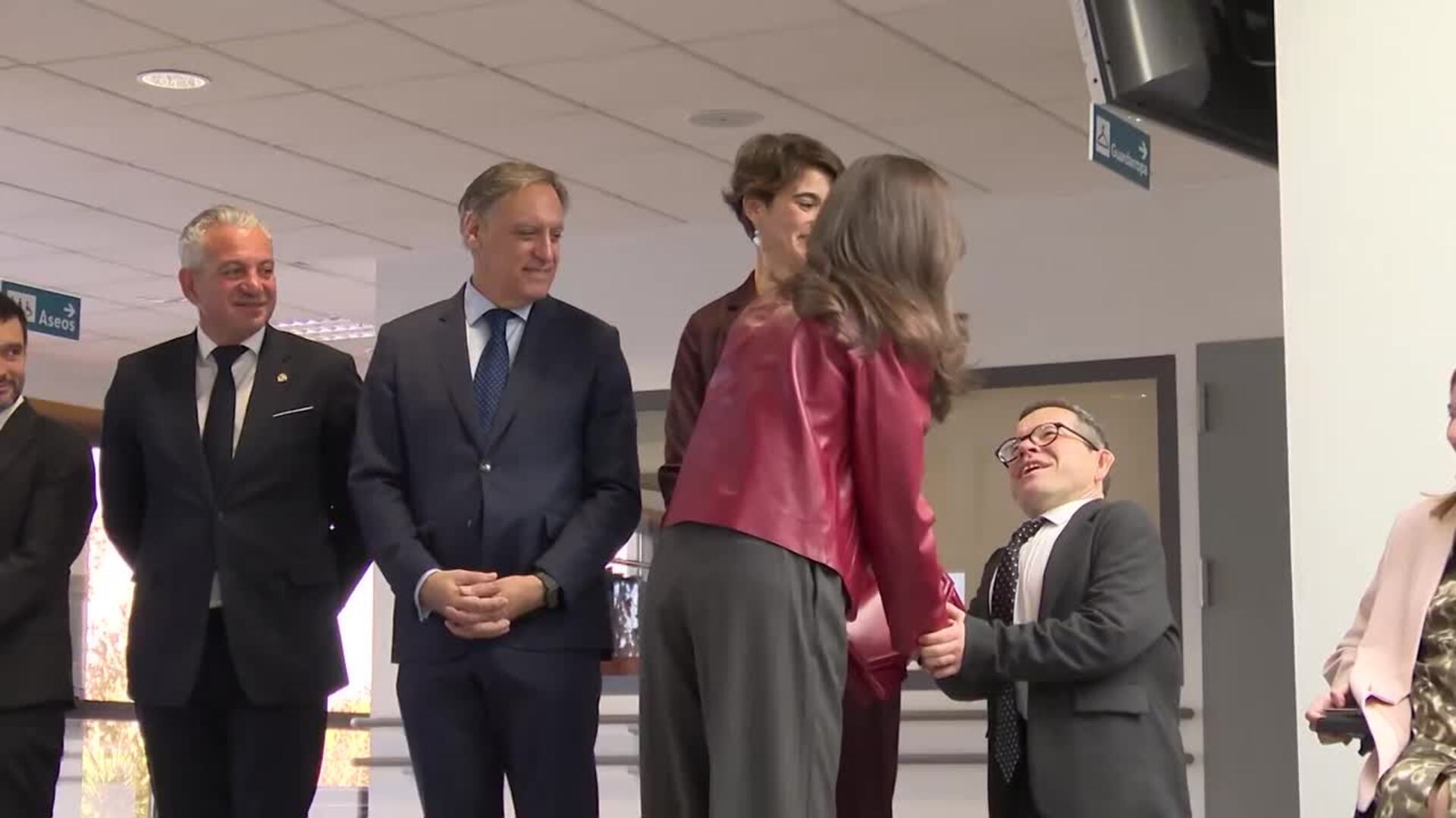 La Reina Letizia rescata su chaqueta de cuero rojo más cañera