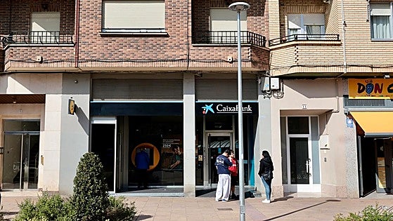 Una mujer es detenida tras irrumpir armada con un cuchillo en un banco de Lardero