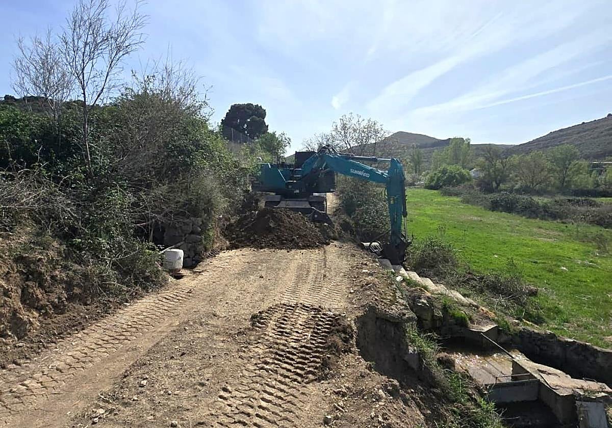 Una máquina trabaja en el nuevo tramo del Camino Verde entre el balneario de la Albotea y Ventas del Baño.