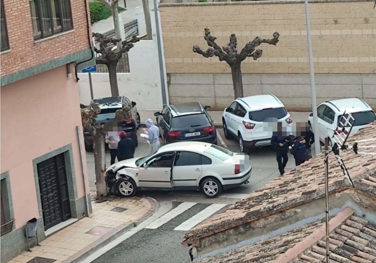 Un conductor choca contra un árbol con su coche en Alfaro | La Rioja