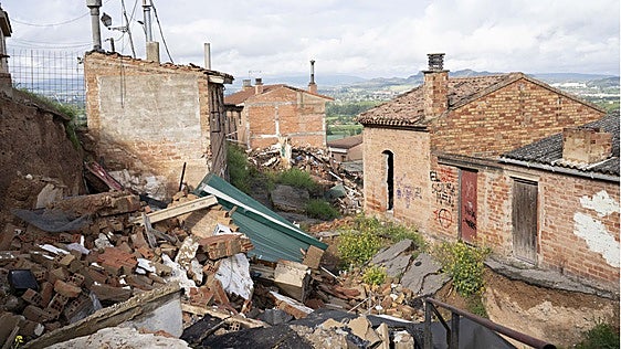 Bodegas derrumbadas en el barrio de Villamediana.