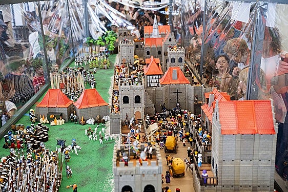 El diorama Playmobil 'La defensa del asedio de Logroño, 1521' ya puede verse en el Mercado de Abastos