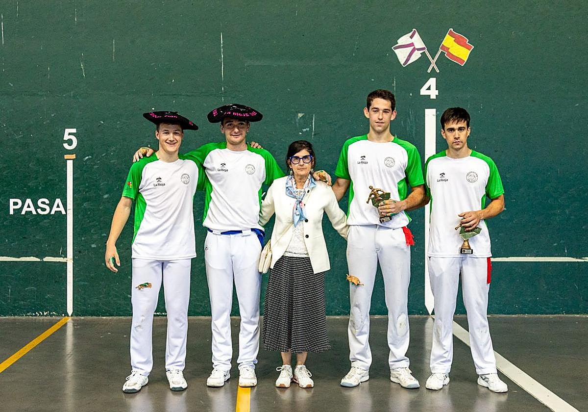 Los ganadores y los finalistas posan tras la final junto a Marian Corral, secretaria de la Federación.