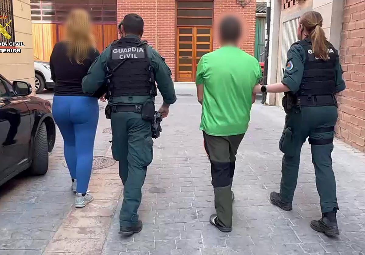 La Guardia Civil custodia a los dos detenidos.