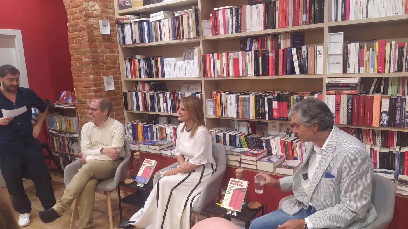 Álvaro Soto, Lourdes Maldonado y Mark Rossini durante la presentación de 'Agente Rossini'