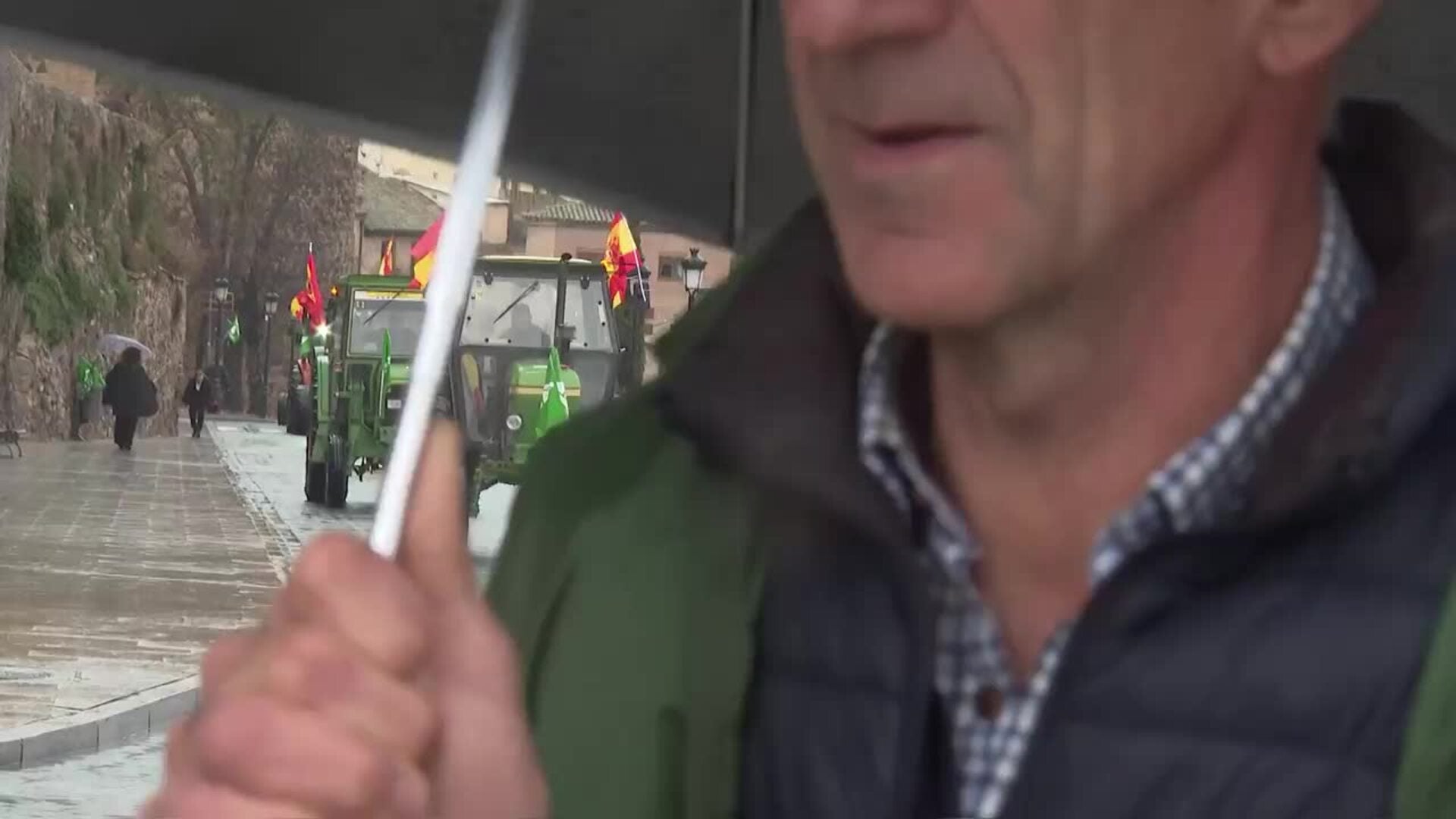 Cientos de agricultores desafían a la lluvia y llevan sus protestas a las calles de Toledo
