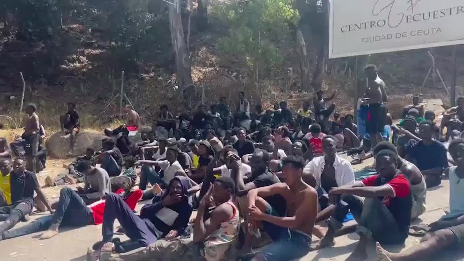 El flujo de personas entrando en Ceuta desde Marruecos continuaba sin  control a media tarde