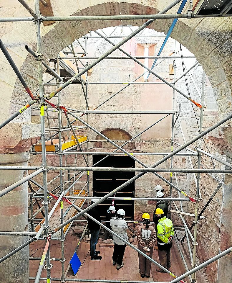 Técnicos de Patrimonio, en el interior del templo, durante las obras.