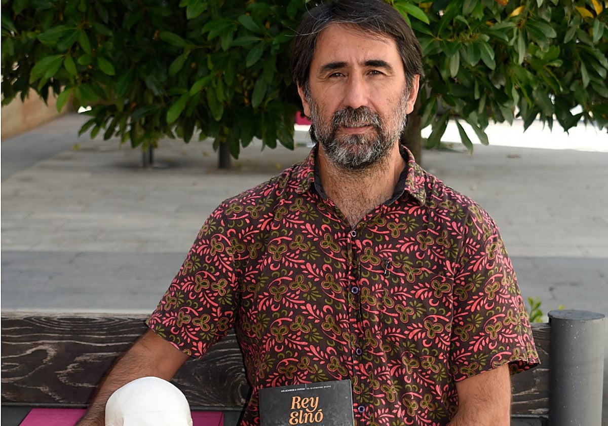 Ánjel María Fernández posa con su nuevo libro, 'Rey Elnó'.