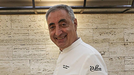 Luis Alberto Mart&iacute;nez, en Oviedo, con la chaquetilla de su restaurante Casa Ferm&iacute;n
