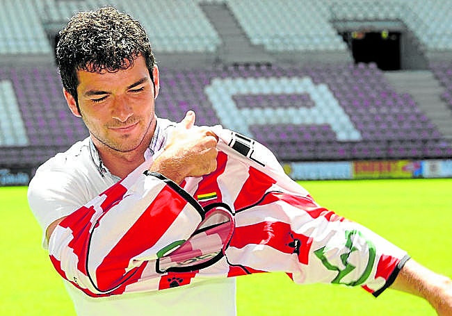 El calaguritano se coloca la camiseta blanquirroja, la primera, la del número 26.