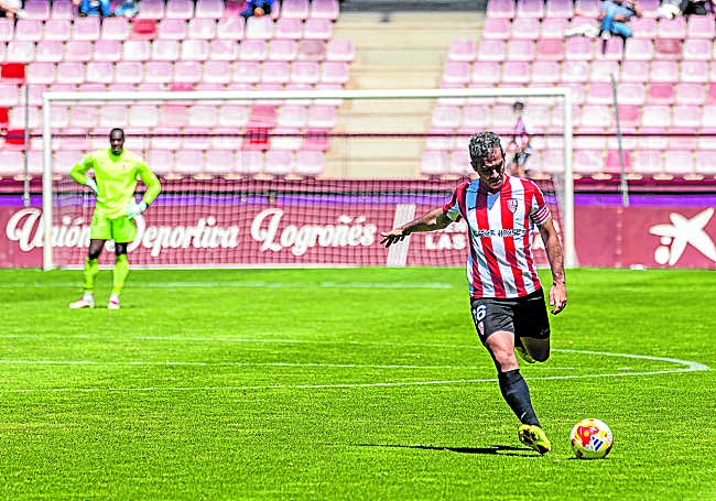 El capitán, el gran capitán, golpea el esférico en un partido de esta pasada campaña