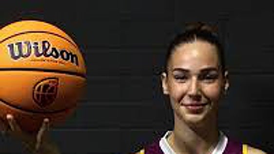 La húngara Laura Biczó aporta centímetros al nuevo Unibasket