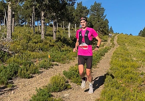 Alain Santamaría en pleno descenso del Alto de las Neveras.