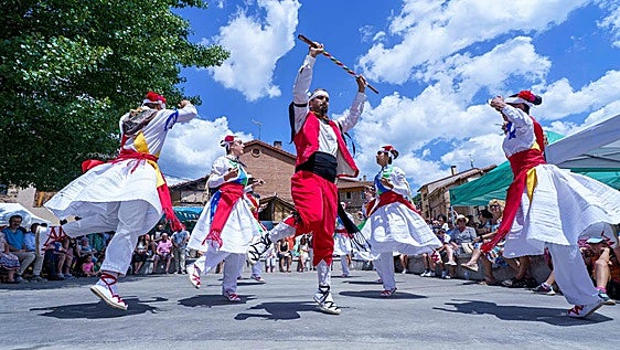 El Camero Nuevo reivindica su folclore en su I Encuentro de Danzas celebrado en Montemediano