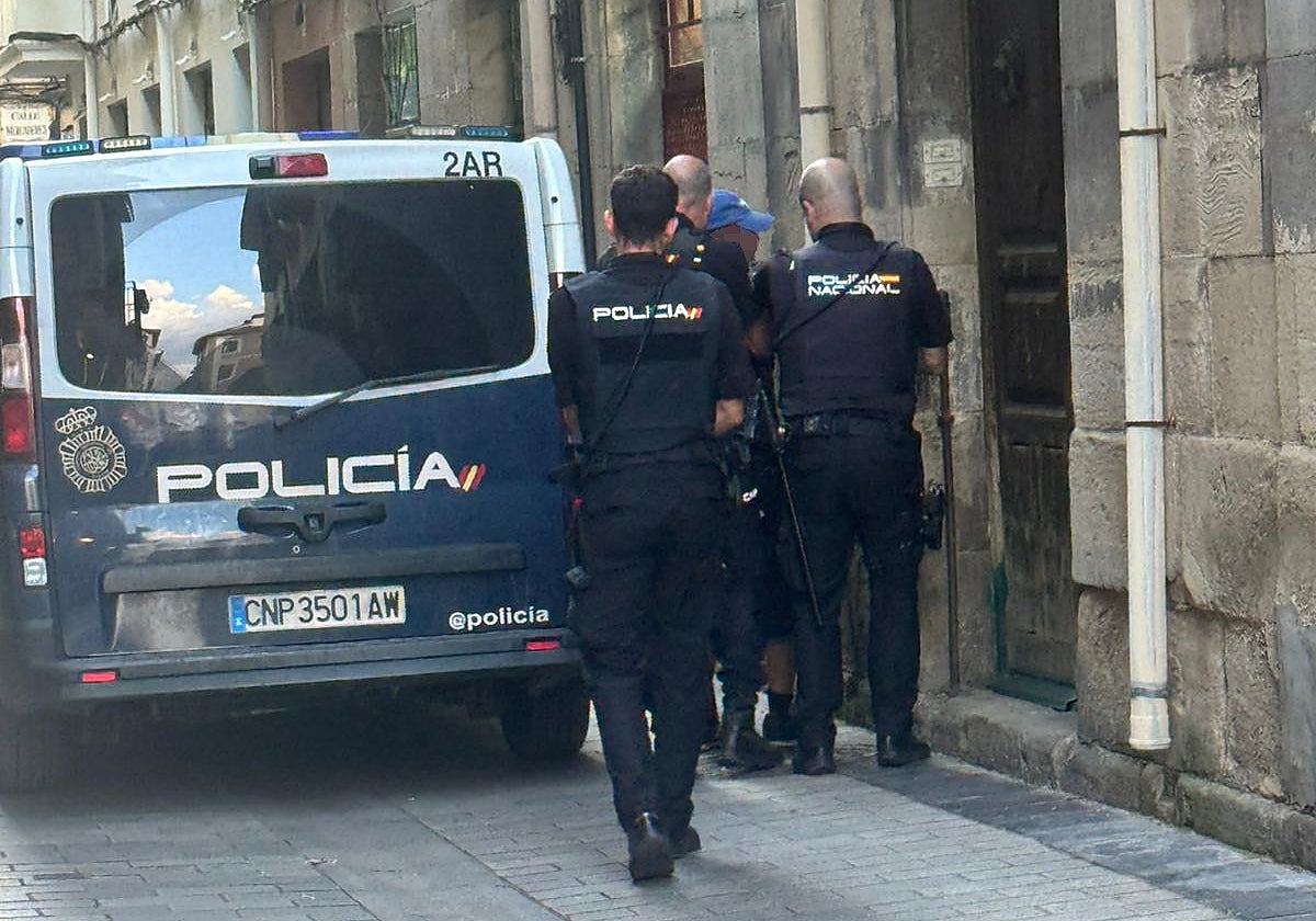 La Policía Nacional tras expulsar a 'CastiAventuras' Winederful Hostel & Cafe de Logroño.