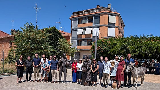 Autoridades, artista y actores posan en la inauguración de las esculturas en la fuente de Vallespasa.