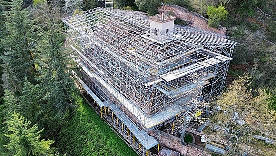 Segundo verano con el Monasterio de Suso entre andamios por las obras de emergencia