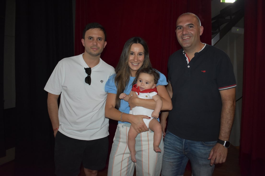 La entrega de pañuelos por las fiestas de Santa Ana