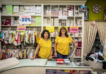 Estela Arandia y Rosa Grandes se despiden en septiembre del mostrador del comercio de la calle Portales tras el cual han atendido durante d&eacute;cadas