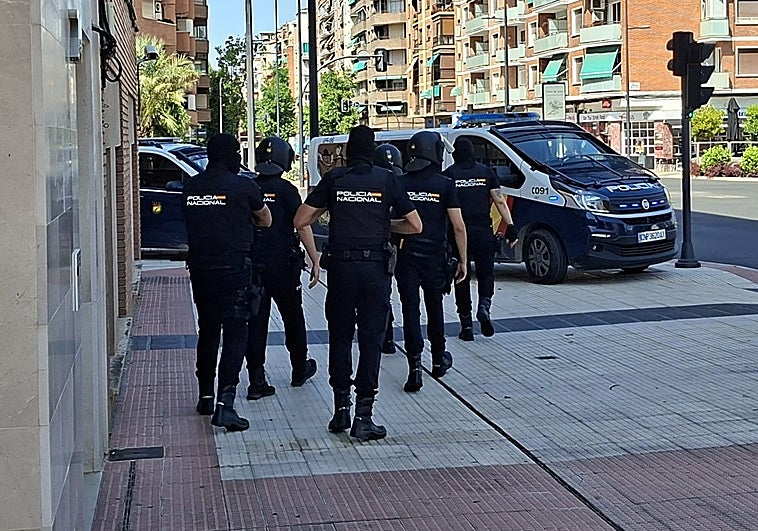 Los agentes salen del n&uacute;mero 74 de Vara de Rey.