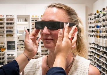 Una se&ntilde;ora se prueba las gafas protectoras para el eclipse