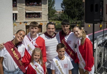 El alcalde de Murillo de R&iacute;o Leza, Sergio Chicote, posa junto a los reyes de las fiestas