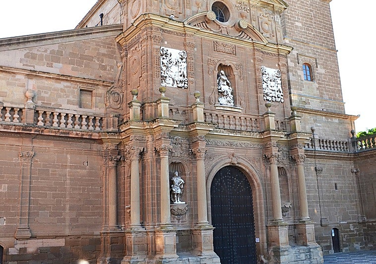 La catedral, con la escultura de San Emeterio deteriorada.
