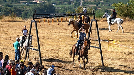 Nalda celebra su carrera de gallos