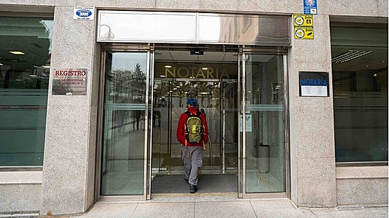 La compraventa de pisos cae el 12,5% en el último año
